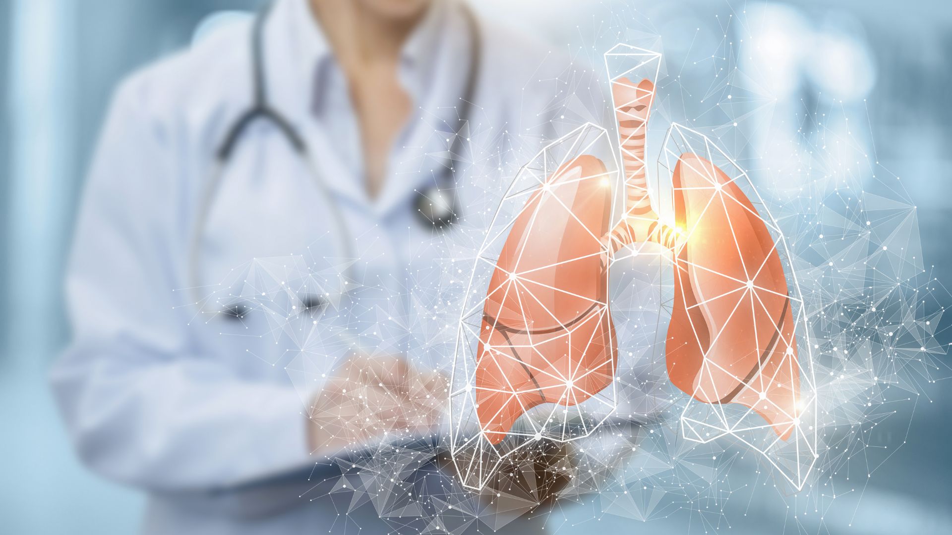Wizualizacja płuc, a w tle lekarz, który opisuje choroby płuc na kartce.