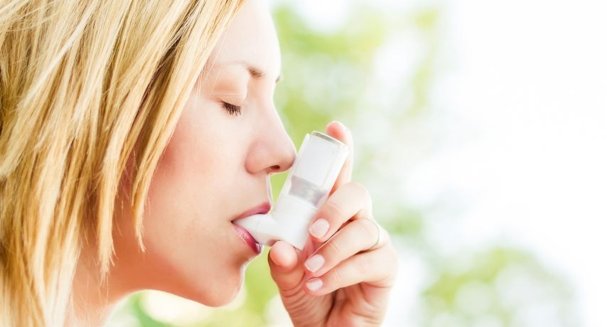 Kobieta z astmą alergiczną korzysta z preparatu wziewnego.